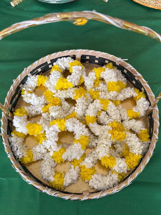 UK Based - Beautiful and elegant white Gajra with a pretty yellow flower